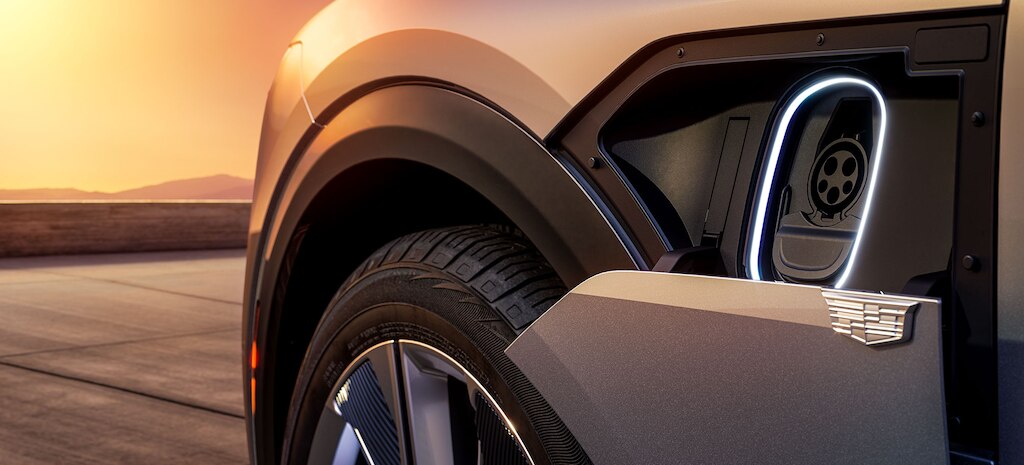 Puerta de carga automatizada con emblema en tu nueva Cadillac Lyriq